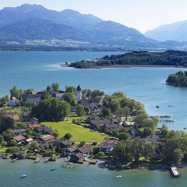 Nmeck jezero Chiemsee je oblbenm clem turist.