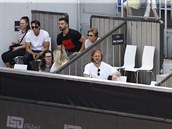 David Pastrák sleduje tenisový turnaj na praské tvanici.