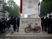 Demonstranti památník Cenotaph posprejovali heslem hnutí Black Lives Matter.