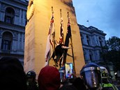 Naprostá odpornost. Demonstrant tancuje na památníku britských obětí obou...
