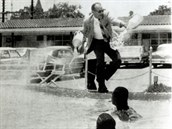 James Brock, majitel hotelu Monson Motor Lodge, lije do bazénu s ernoskými...
