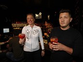 Dominika Gottová na oslavě narozenin baru v centru Prahy se svým kamarádem Pitym