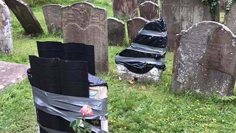 Aktivisté ve Velké Británii zaali cenzurovat také nápisy na hrobech.