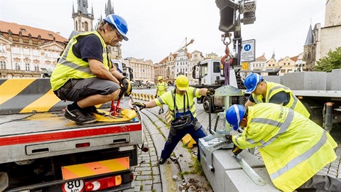 lutoerné betonové bloky nahradila na Staromstském námstí ula.