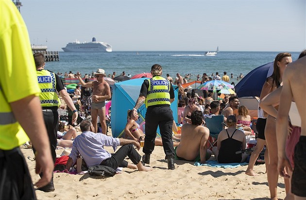 Policie v Bournemouthu dorazila na ple hldat, zda lid dodruj bezpenostn...