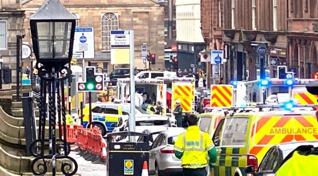 Ve centru Glasgow byli ubodáni tři lidé.
