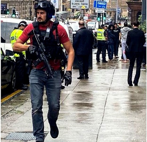 Ozbrojen jednotky po toku v centru Glasgow.