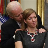 Joe Biden kandiduje za demokraty na americkho prezidenta. Jeho podivn zvyky...