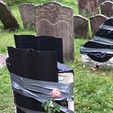 Aktivist ve Velk Britnii zaali cenzurovat tak npisy na hrobech.