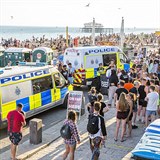 Policie v Bournemouthu dorazila na pláže hlídat, zda lidé dodržují bezpečnostní...