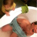 Kristýna Leichtová zveřejnila fotku ze svého domácího porodu. Měla být přítomná...