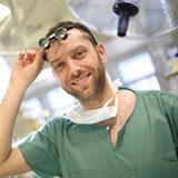 Plastick chirurg Petros Christodoulou pracuje pro Medicom Clinic.