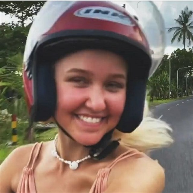 Anastasia jízdu na motorce milovala.
