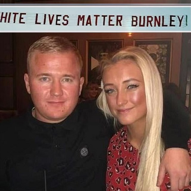 Fanoušek Burnley si transparentem White Lives Matter pořádně zavařil.