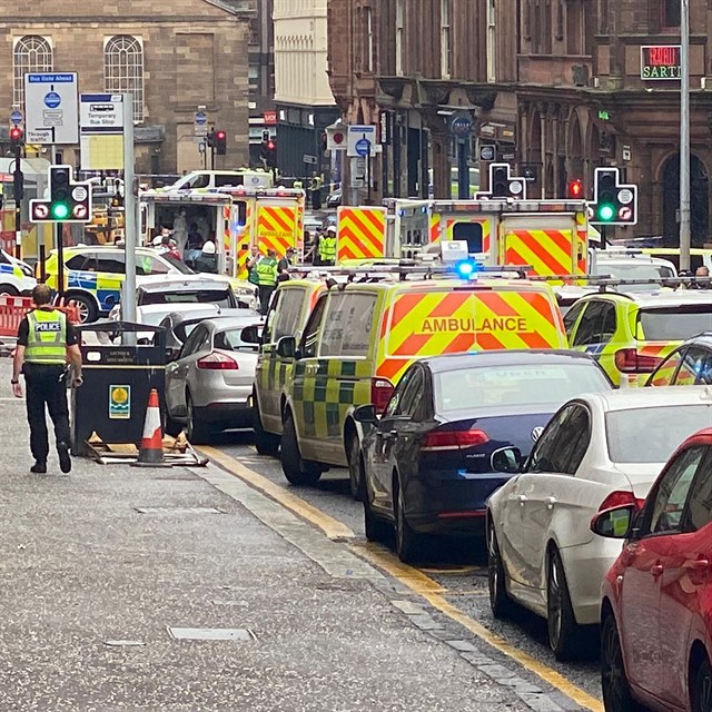 Útočník ubodal v centru Glasgow tři lidi. Policie ho na místě zastřelila.