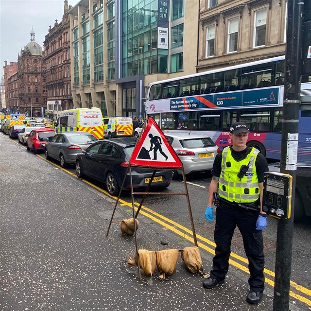 tonk ubodal v centru Glasgow ti lidi. Policie ho na mst zastelila.