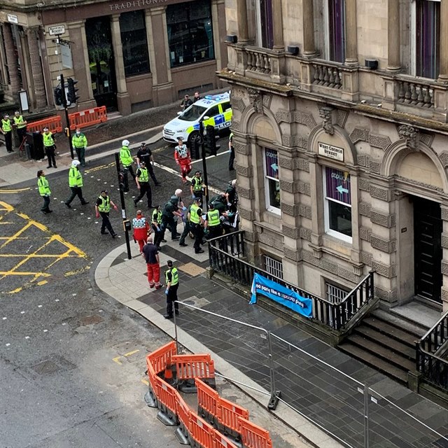 tonk ubodal v centru Glasgow ti lidi. Policie ho na mst zastelila.
