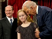 Joe Biden kandiduje za demokraty na amerického prezidenta. Jeho podivné zvyky...
