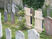Aktivisté ve Velké Británii zaali cenzurovat také nápisy na hrobech.