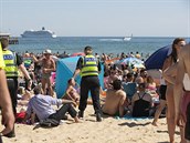 Policie v Bournemouthu dorazila na pláe hlídat, zda lidé dodrují bezpenostní...
