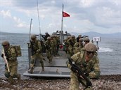 Turecká armáda v Egejském moi cviila vylodní na ostrovech.