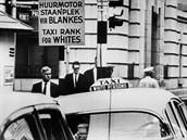 Také taxikái si do auta v období apartheidu poutli jen bílé.