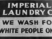 Veejná prádelna si upozornní, e pere pouze bílým lidem, dala rovnou do názvu.