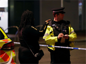 Po útoku v anglickém Readingu policie vyslýchala svdky krvavého útoku, pi...