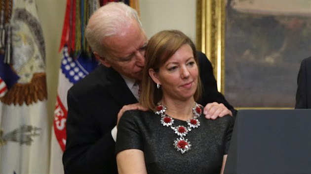 Joe Biden kandiduje za demokraty na amerického prezidenta. Jeho podivné zvyky...