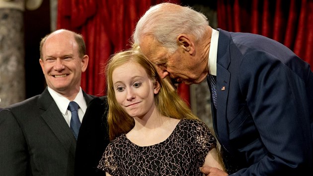 Joe Biden kandiduje za demokraty na amerického prezidenta. Jeho podivné zvyky...