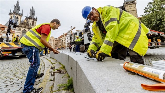 luto-ern betonov bloky nahradila na Staromstskm nmst ula.
