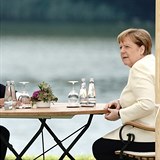 Merkelová úsměvem šetřila.