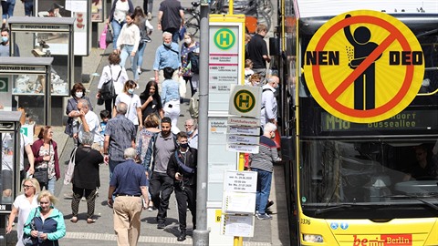 Dopravní úřad v Berlíně chce po cestujících, aby nepoužívali deodoranty.