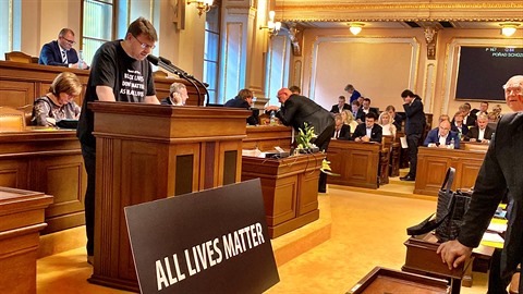 Cedule s nápisem All Lives Matter vyvolala v poslanecké sněmovně pořádný...