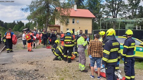 V blízkosti Perninku na Karlovarsku se srazily dva osobní vlaky.