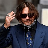 Johnny Depp kyne davům.