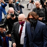 Johnny Depp přichází k soudu