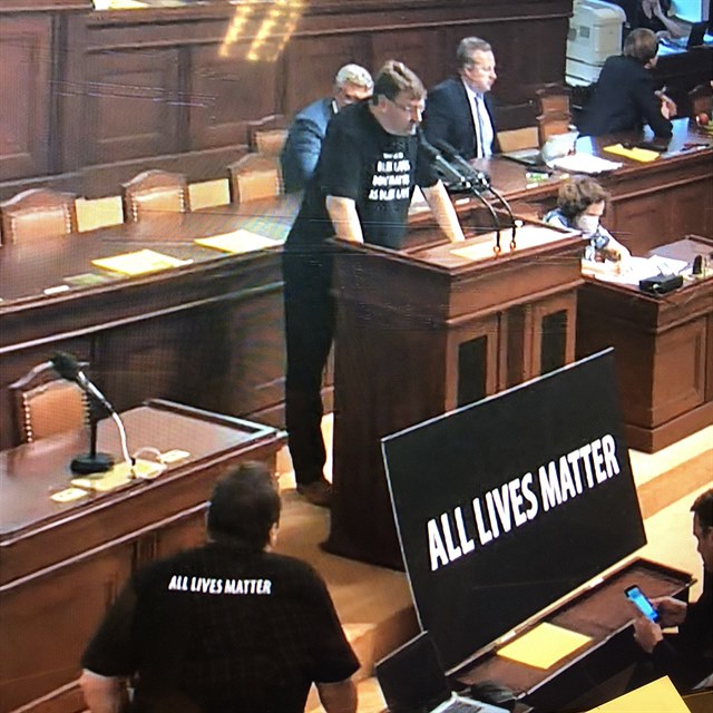 Cedule s npisem All Lives Matter vyvolala v Poslaneck snmovn podn rozruch.