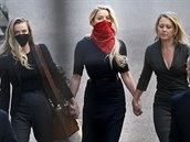 Amber Heard a její doprovod míí k soudu
