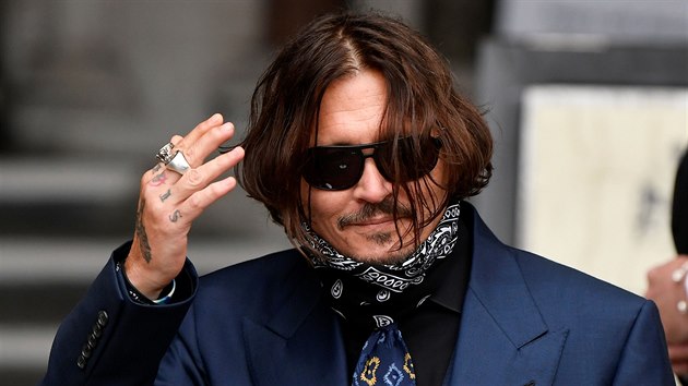 Johnny Depp kyne davm ped londnskm soudem.