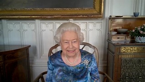 Britská královna si dala videohovor se členy ozbrojených složek. Byla přitom...