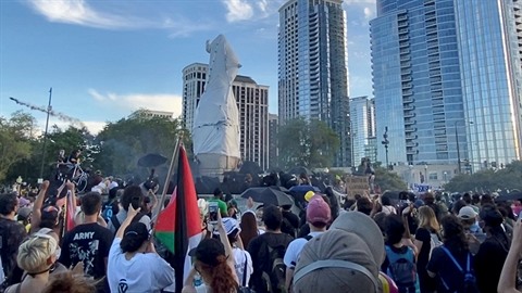Demonstranti útočí na sochu Kryštofa Kolumba v Chicagu.