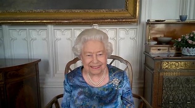 Britská královna si dala videohovor se leny ozbrojených sloek. Byla pitom...