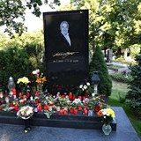 Z hrobu Karla Gotta na praskch Malvazinkch se stalo poutn msto.
