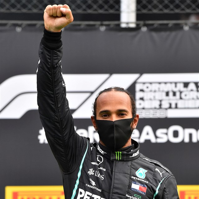 Samozvan� ochr�nce �ernoch� ve sv�t� motorsportu Lewis Hamilton u� za��n� �tv�t i vlastn� fanou�ky.