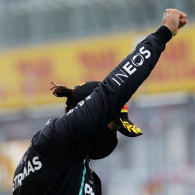 Samozvan� ochr�nce �ernoch� ve sv�t� motorsportu Lewis Hamilton u� za��n� �tv�t i vlastn� fanou�ky.