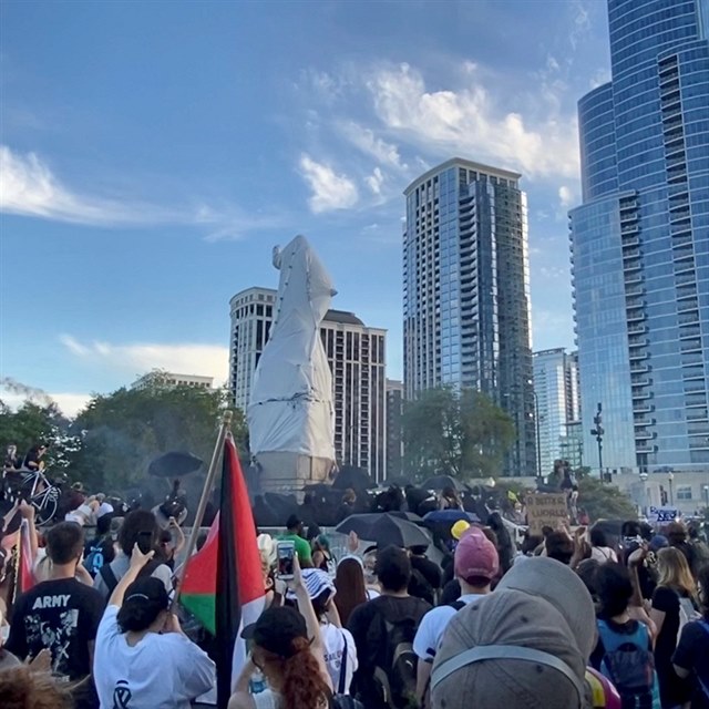 Demonstranti to na sochu Krytofa Kolumba v Chicagu.