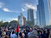 Demonstranti útoí na sochu Krytofa Kolumba v Chicagu.