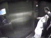 Elon Musk a Amber Heard se k sob tulí ve výtahu domu, kde hereka ila s...