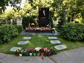 Z hrobu Karla Gotta na praských Malvazinkách se stalo poutní místo.